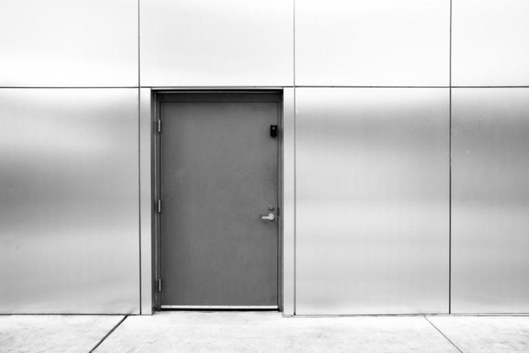 Portes métalliques à RINGENDORF : bien choisir selon vos besoins