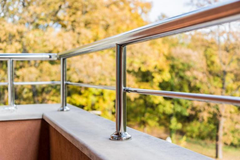 Un garde-corps extérieur sécurise-t-il une terrasse près de Brumath ?